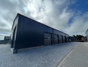 Linkervoorkant bedrijfsverzamelgebouw