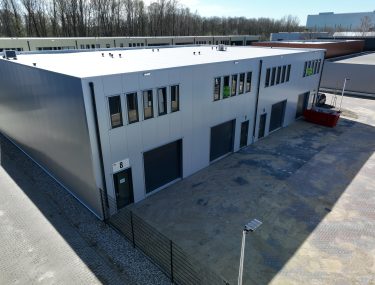 Lichtgrijze bedrijfsunits in Almere