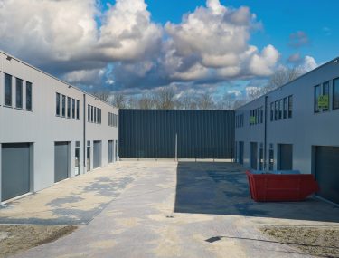 Twee rijen lichtgrijze bedrijfsunits in Almere