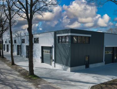 Bedrijfsunits in Lettele met bomen ervoor. Vanaf de rechterkant gefotografeerd