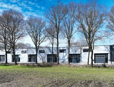 Bedrijfsunits in Lettele met bomen ervoor. Vanaf de voorkant gefotografeerd