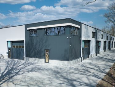 Bedrijfsunits in Lettele, gefotografeerd vanaf de linkerkant